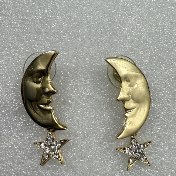 Pair of gold colored cresent earings with star dangle - Picture 1 of 4